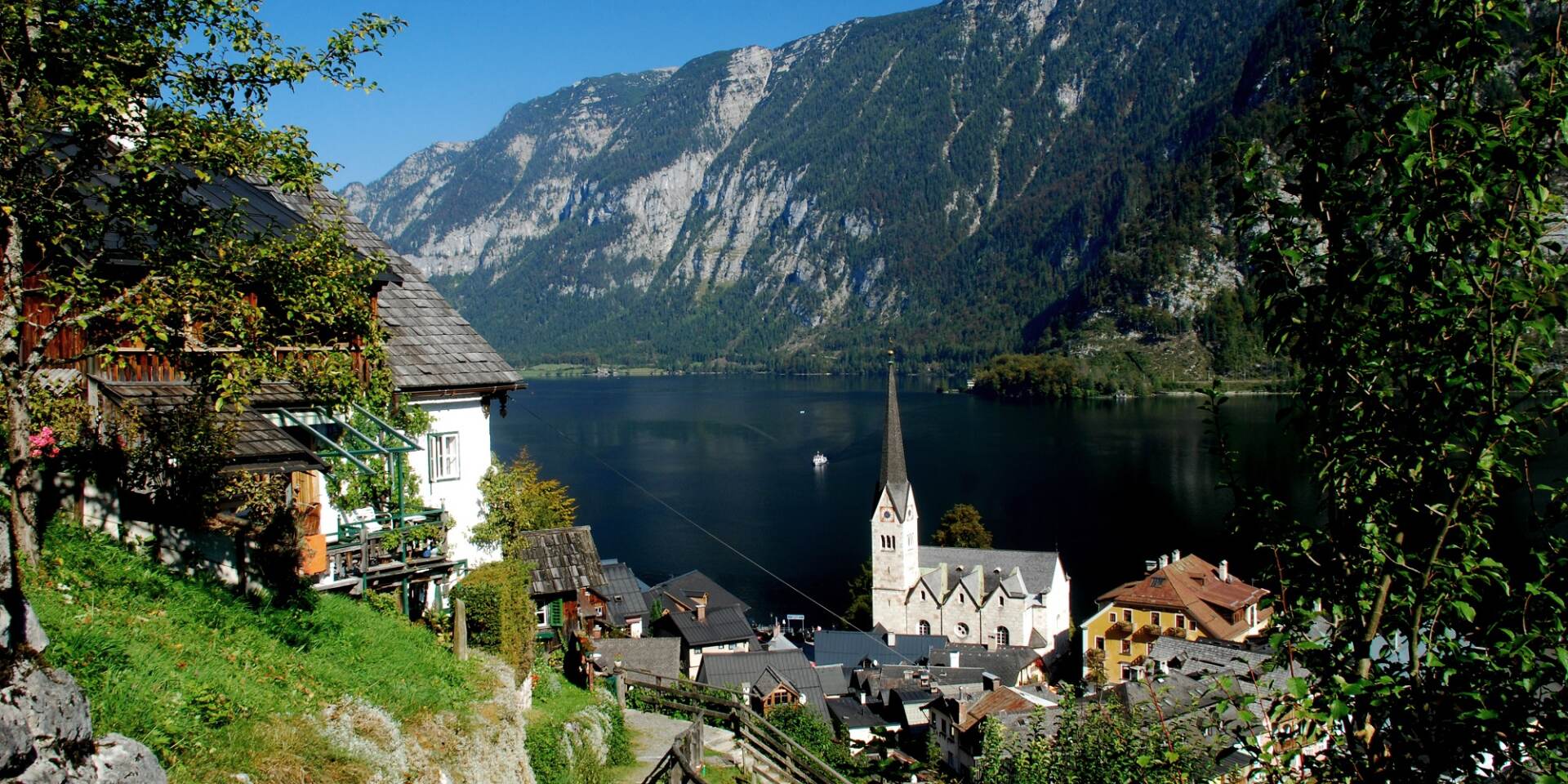 Hallstatt summer church © Kraft/www.hallstatt.net Hallstatt in summer with a view of the church from the footpath